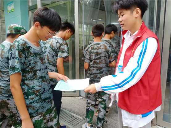 图片包含 人, 男孩, 站, 小孩

描述已自动生成